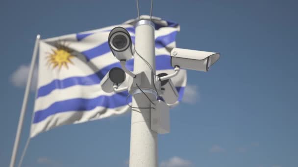 Buiten beveiligingscamera 's op de paal bij de vlag van Uruguay. Looping 3d animatie — Stockvideo