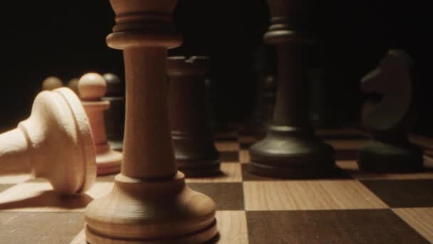 Potongan raja catur yang jatuh di papan catur. Tembakan boneka makro — Stok Video