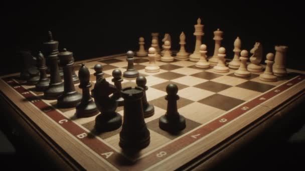 Pierwsze ruchy pionków na szachownicy, szybko zmieniające się widoki pętli — Wideo stockowe