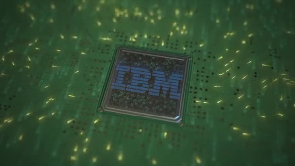 Chip de computadora con el logotipo de IBM. Editorial conceptual animación 3d — Vídeo de stock