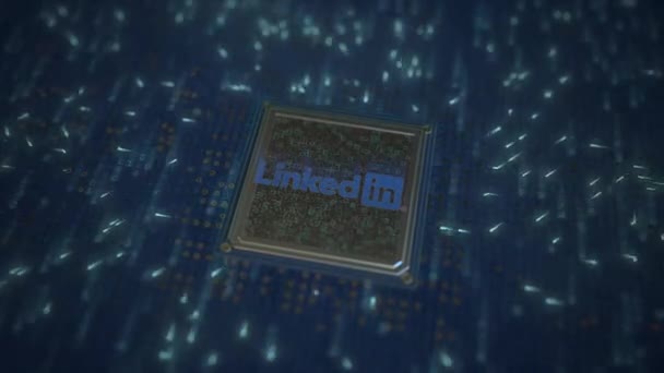 Chip de computador com o logotipo da LINKEDIN. Editorial conceitual 3d animação — Vídeo de Stock