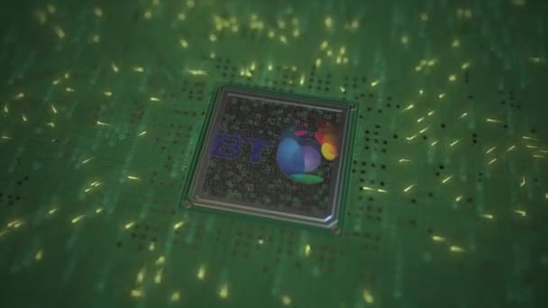 Logotipo BT GROUP en el chip de la placa de ordenador. Editorial conceptual animación 3d — Vídeo de stock