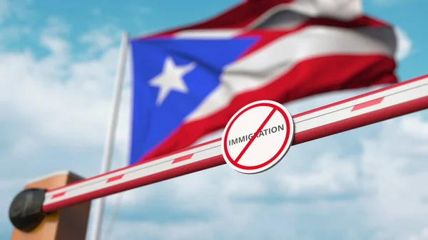 Zamknięta bariera boom z znakiem imigracyjnym stop przeciwko fladze Portorykańskiej. Zamknięcie granicy lub zakaz imigracji w Portoryko. Renderowanie 3D — Zdjęcie stockowe
