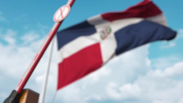 Закрытые ворота со знаком STOP CORONAVIRUS возле флага Доминиканской Республики — стоковое видео
