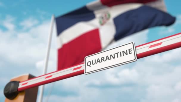 Offenes Auslegertor mit QUARANTIN-Zeichen auf dem Hintergrund der Dominikanischen Flagge. Aussperrung in der Dominikanischen Republik beendet — Stockvideo