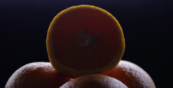 Mezza arancia, luce e ombre in movimento — Video Stock