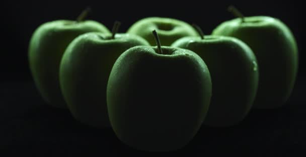 Zes groene appels met druppels water, bewegend licht en schaduwen — Stockvideo