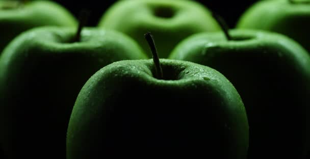 Blöt gröna äpplen, flytta ljus och skuggor. 6K skott på röd — Stockvideo