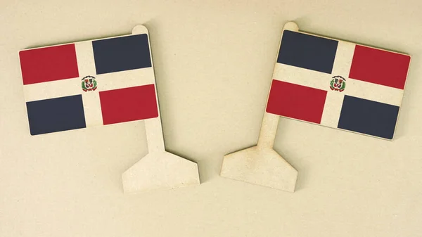 Banderas de República Dominicana hechas de papel reciclado en el escritorio de cartón, diseño plano —  Fotos de Stock