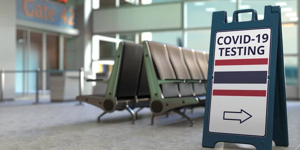 COVID-19 probando texto y bandera de Tailandia en un letrero de tablero sándwich en la terminal del aeropuerto, renderizado 3D —  Fotos de Stock