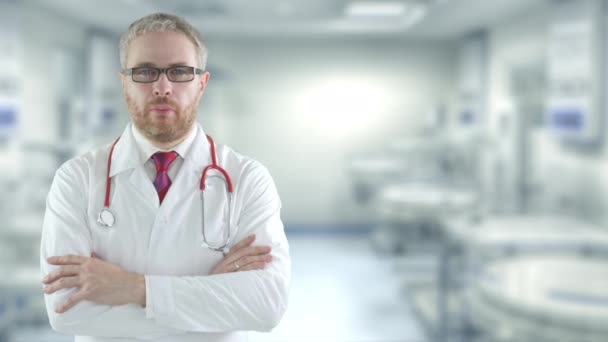 Porträt eines Arztes im modernen Krankenhaus — Stockvideo