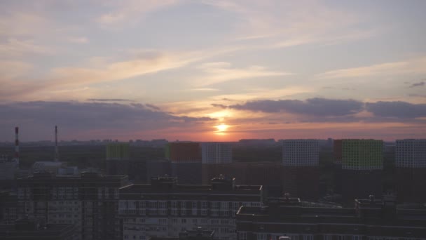 日没、モスクワ、ロシアの空を横切って雲と飛行機をカール。赤で撮影された時間経過ビデオ — ストック動画