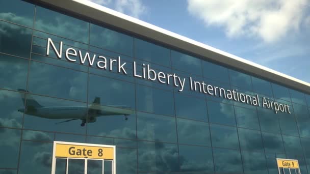 Verkehrsflugzeug startet reflektierend in den Fenstern mit Text vom Newark Liberty International Airport — Stockvideo