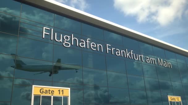 Startendes Flugzeug spiegelt sich in den modernen Fenstern mit Flughafen Frankfurt am Main oder Flughafen Frankfurt am Main Text — Stockvideo