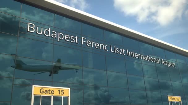 Descolando avião refletindo nas janelas modernas com Budapeste Ferenc Liszt International Airport texto — Vídeo de Stock