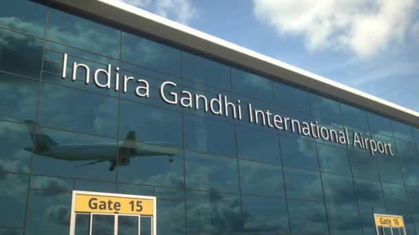 Pesawat lepas landas mencerminkan di jendela dengan Indira Gandhi International Airport teks — Stok Video