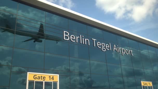 Atterraggio aereo commerciale che si riflette nelle finestre con il testo dell'aeroporto di Berlino Tegel — Video Stock