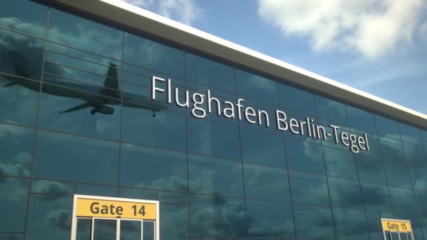 Atterraggio aereo riflette nelle finestre moderne con Flughafen Berlin Tegel o Berlino-Tegel testo dell'aeroporto — Video Stock