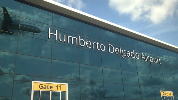 Avion commercial atterrissant réfléchissant dans les fenêtres avec Humberto Delgado Airport texte. Rendu 3d — Photo