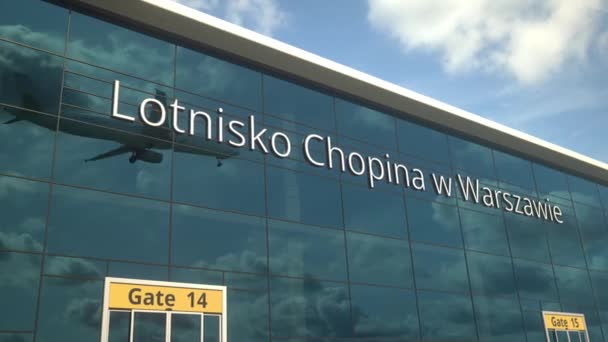 Lotnisko w Warszawie veya Varşova Chopin Havaalanı metni ile pencerelere yansıyan uçak inişi — Stok video