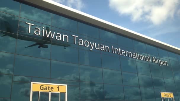 Pendaratan pesawat merefleksikan di jendela dengan teks Bandara Internasional Taiwan Taoyuan — Stok Video