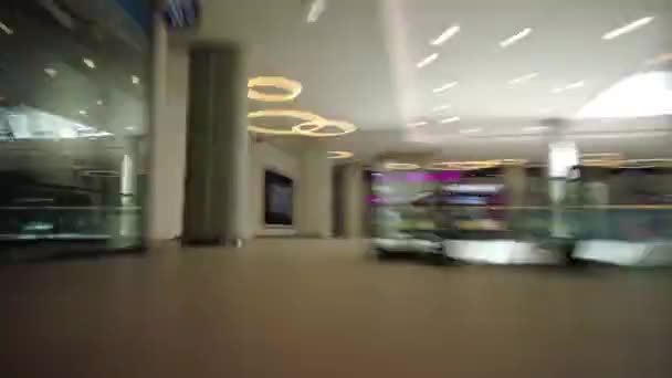 POV dlouhá expozice pohybu čas vypršel nebo hyperlapse z obecné moderní nákupní centrum — Stock video