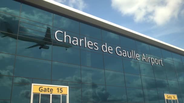 Atterrissage de l'avion de ligne réfléchissant aux fenêtres avec le texte de l'aéroport Charles de Gaulle — Video