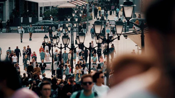 MOSCOW, RUSSIA - MAY 15, 2021. Slow motion shot of crowded Kuznetsky Most, a famous tourist street in the centre of Moscow — Stock Photo, Image