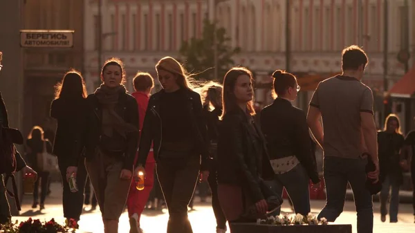 MOSCOW, RUSSIA - MAY 15, 2021. Tele shot of people walking along the street in sunny evening — Stock Photo, Image