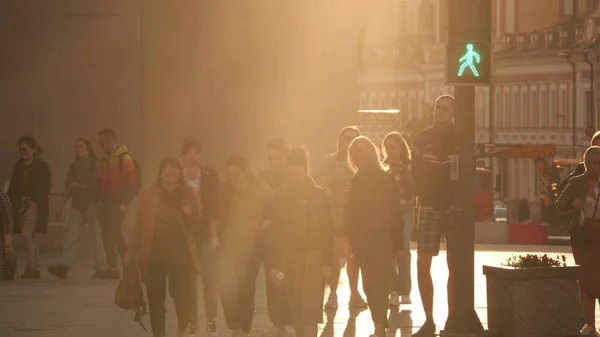 MOSCOU, RUSSIE - 15 MAI 2021. Les gens traversant la rue animée sur le passage pour piétons le soir — Photo