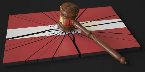 Blokk zászló Lettország sújtotta bírák kalapács. Bírósági vonatkozású 3d tetemeltakarítás — Stock Fotó