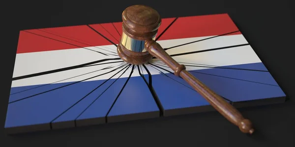Juges marteau et bloc cassé avec drapeau des Pays-Bas. Conceptuel rendu 3d — Photo