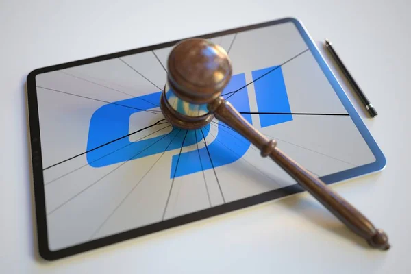 Richtergabel und zerbrochenes Logo — Stockbild Das Logo von DJI auf dem Bildschirm des Tablet-Computers, der von Richtern getroffen wurde. Gerichtsbezogene redaktionelle 3D-Darstellung — Stockfoto