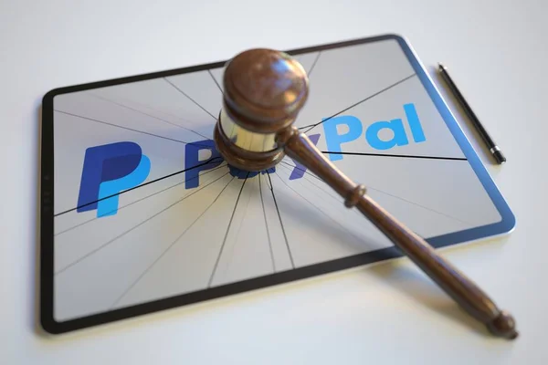 Törött tabletta számítógép képernyő logóval PAYPAL és bírók kalapács. Szerkesztői konceptuális 3D-s renderelés — Stock Fotó