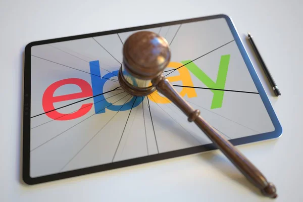 Richtergabel und zerbrochenes Logo — Stockbild Richtergabel und kaputter Tablet-Computer-Bildschirm mit EBAY-Logo. Redaktionelle konzeptionelle 3D-Darstellung — Stockfoto