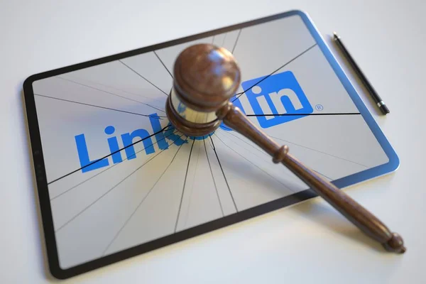 Yargıç tokmağının vurduğu tablet bilgisayar ekranındaki LINKEDIN logosu. Mahkemeyle ilgili 3d düzenleme — Stok fotoğraf