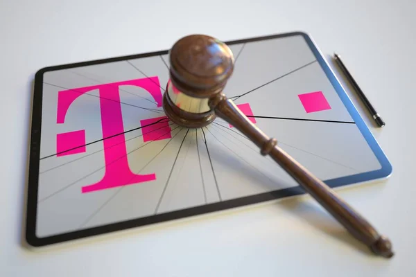 Richtergabel und zerbrochenes Logo — Stockbild Richtergabel und kaputter Tablet-Computer-Bildschirm mit Logo von DEUSCHE TELEKOM. Redaktionelle konzeptionelle 3D-Darstellung — Stockfoto