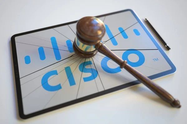 Kaputtes Logo und Richtergabel — Stockbild Das Logo von CISCO auf dem Bildschirm des Tablet-Computers, der von Richtern getroffen wurde. Gerichtsbezogene redaktionelle 3D-Darstellung — Stockfoto