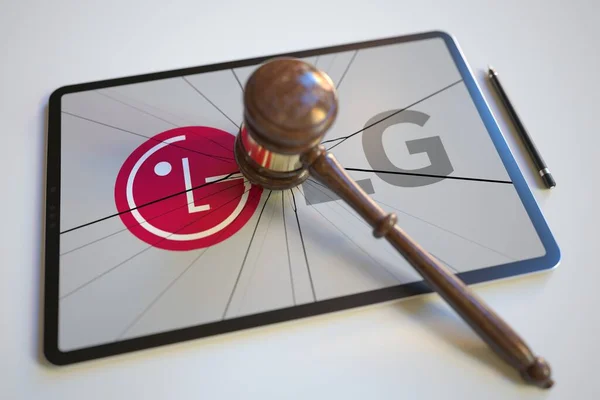 Kaputtes Logo und Richtergabel — Stockbild Das Logo von LG auf dem Bildschirm des Tablet-Computers, der von Richtern getroffen wurde. Gerichtsbezogene redaktionelle 3D-Darstellung — Stockfoto