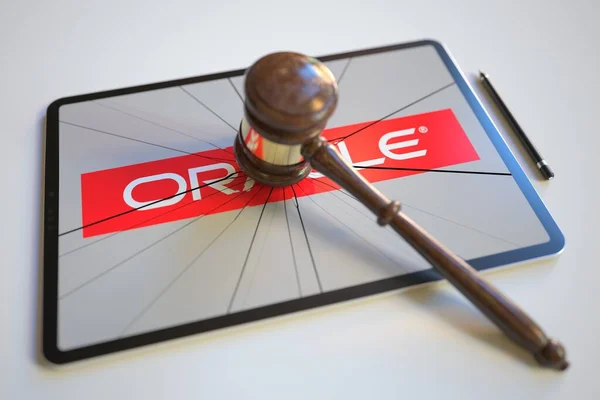Richtergabel und zerbrochenes Logo — Stockbild Richtergabel und kaputter Tablet-Computer-Bildschirm mit ORACLE-Logo. Redaktionelle konzeptionelle 3D-Darstellung — Stockfoto