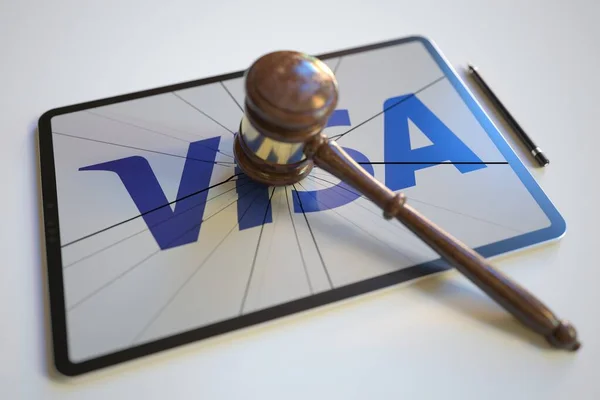 Kaputtes Logo und Richtergabel — Stockbild Kaputter Tablet-Computer-Bildschirm mit Logo von VISA und Richtergabel. Redaktionelle konzeptionelle 3D-Darstellung — Stockfoto