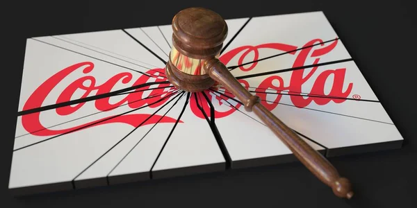 Logotipo de COCA-COLA atingido por juízes martelo. Corte relacionado editorial 3d renderização — Fotografia de Stock