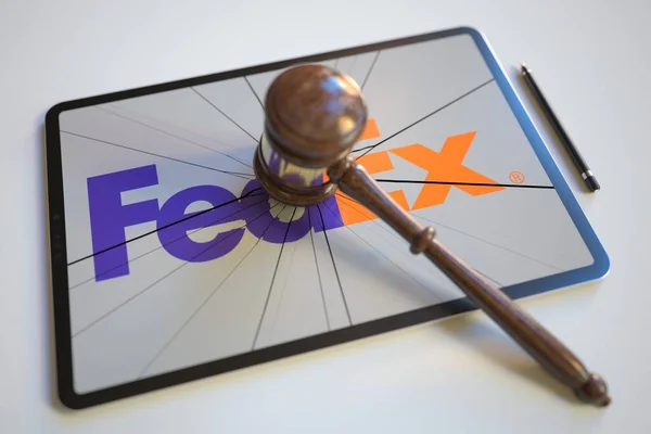 Richtergabel und zerbrochenes Logo — Stockbild Richtergabel und kaputter Tablet-Computer-Bildschirm mit Logo von FEDEX. Redaktionelle konzeptionelle 3D-Darstellung — Stockfoto