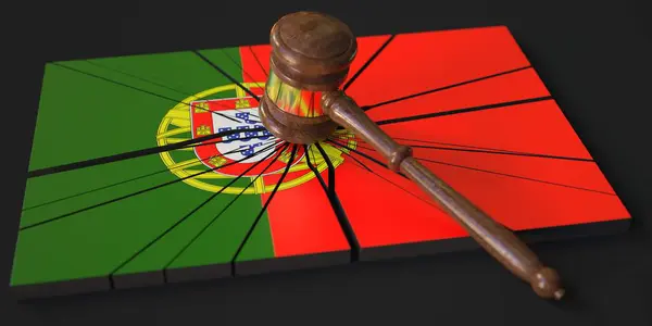 Hakimler Portekiz bayrağıyla tokmak ve kırık blok. Kavramsal 3d oluşturma — Stok fotoğraf