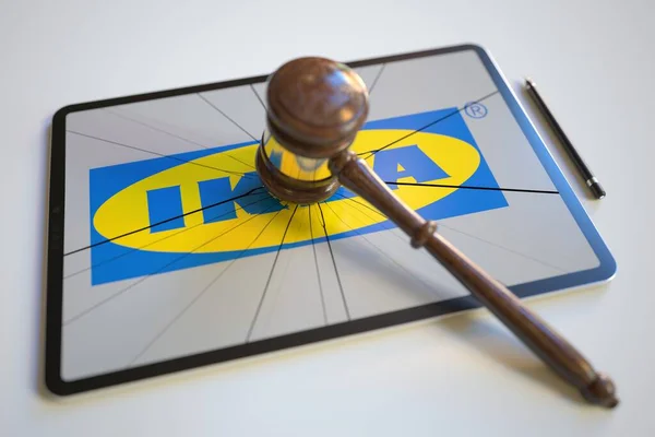 Richtergabel und kaputter Tablet-Computer-Bildschirm mit IKEA-Logo. Redaktionelle konzeptionelle 3D-Darstellung — Stockfoto