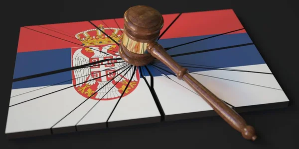 Block med Serbiens flagga träffad av domare klubba. Domstolsrelaterad 3d-tolkning — Stockfoto