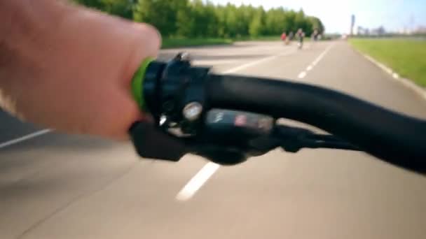 Close-up tiro de uma bicicleta pilotos mão sobre o aperto de uma barra de alça — Vídeo de Stock