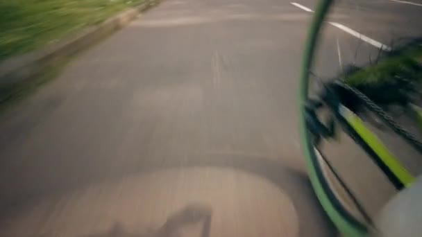 Primer plano de un ciclista pies y pedales giratorios — Vídeos de Stock