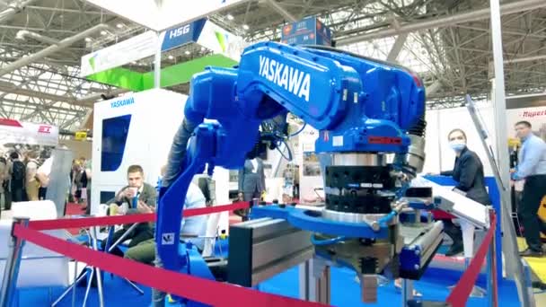 MOSCOW, RUSSIA - 26 maja 2021. Broń robota Yaskawa ze sprzętem na wystawie przemysłowej — Wideo stockowe