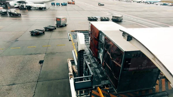 WARSZAWA, POLSKA - GRUDZIEŃ 27, 2019. Ładowanie bagażu Emirates Airlines na lotnisku — Zdjęcie stockowe